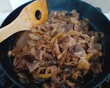 Hình bước làm 2 của món Gyudon - Cơm bò xào kiểu Nhật