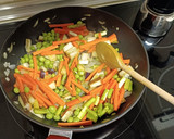 Foto del paso 2 de la receta: Wok de nian gao (pastel de arroz) con verduras