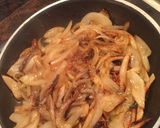 Foto del paso 2 de la receta: Hojaldre relleno de secreto, queso de cabra y cebolla caramelizada