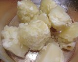 A picture of step 1 of Grüne Kartoffelklöße: German Potato Dumplings (using raw and cooked potatoes).