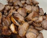 Hình bước làm 1 của món Cơm nhà với vai heo nướng sốt đào, thăn trâu xào cải bó xôi, rau muống xào tỏi, canh cà chua trứng