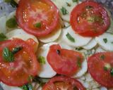 Une image de l'étape 2 de Pomme de terre au four rondelles de tomates et fromage.