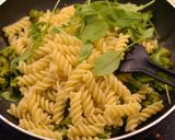 Zöldborsópesztós tészta recept fázis 4 fotója