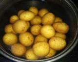 صورة لخطوة 1 من وصفة بطاطس ببقايا الفراخ على الطريقة الاندونيسية