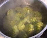 Une image de l'étape 2 de Brocolis sauce crémeuse au bouillon de crevettes et cresson.