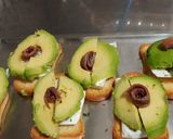 Foto del paso 2 de la receta Tostas de queso fresco, aguacate y anchoa