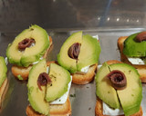 Foto del paso 2 de la receta: Tostas de queso fresco, aguacate y anchoa