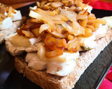 Foto del paso 4 de la receta: Tostas de solomillo de pavo, brie y cebolla y manzana caramelizadas