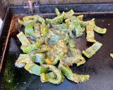 Une image de l'étape 4 de Poivrons grillés marinés au pesto de céleri.