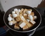 Hình bước làm 4 của món Đậu hũ kho trứng cút