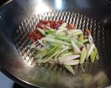 蒜苗炒臘腸的食譜步驟1照片