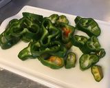 Une image de l'étape 6 de Carottes au lard, poivrons verts et raisins secs.