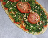 Foto del paso 3 de la receta: Pizza de espinacas tomate y piñones