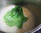 Hình bước làm 1 của món Mì trứng trộn cá viên xúc xích