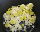 Foto del paso 2 de la receta: Crema de puerros con queso