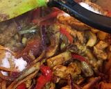 A picture of step 5 of Pineapple-fried rice with chicken and cashew nuts.