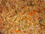 Tallarines de arroz con pollo y jamón en salsa de soja
