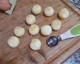Foto del paso 2 de la receta: Bolitas de manzana rebozadas con helado de cookies