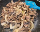 Hình bước làm 3 của món Món cho bé: Salad trộn thịt bò và Khoai tây chiên lắc phô mai