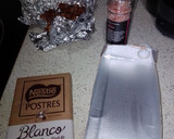 Foto del paso 1 de la receta: Chocolate blanco con sal rosa y pipas garrapiñadas