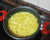 Foto del paso 1 de la receta: Salteado de pasta con pollo, gambas y calabacín