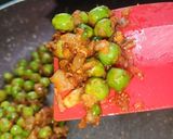 A picture of step 4 of Bihari chuda matar.
