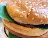 Foto langkah ke 3 dari resep Burger Telur Ceplok Bekal Anak.