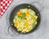 Foto langkah ke 4 dari resep Sayur Bening Oyong Wortel Telur.