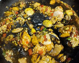 Foto del paso 4 de la receta: Arroz negro con marisco y setas variadas