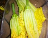 Une image de l'étape 1 de Beignets des fleurs de courgettes.