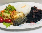 Foto del paso 2 de la receta: Pescado Frito con frijoles negros con tocino, salchicha & ensalada nutritiva fresca!
