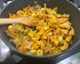 Une image de l'étape 11 de Poulet et lard aux poivrons, tomates, épices et lait de coco.