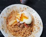 รูปขั้นตอนการทำที่ 5 ของ ยำบะหมี่ปลากระป๋องไข่ลวกยางมะตูม
