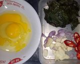 Foto langkah ke 1 dari resep Telur dadar daun singkong.