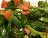 Foto del paso 1 de la receta: Ensalada de espinaca, tomate y palta