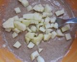 Foto del paso 3 de la receta: Budín integral de manzana y pera en air fryer