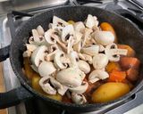 Une image de l'étape 14 de Rouelle de porc confite aux pommes de terre, carottes et champignons.