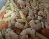 Foto del paso 5 de la receta: Macarrones con gambones al ajillo y cherrys
