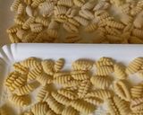 Foto del passaggio 3 della ricetta Malloreddus con porri e gamberi
