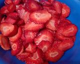 Foto del paso 1 de la receta: Arrollado de frutillas, crema y dulce de leche