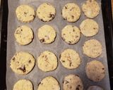 Foto del passaggio 3 della ricetta Biscotti alla banana e doppio cioccolato