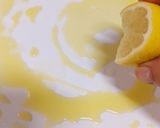 Foto del paso 2 de la receta: Carpaccio de tomate con cebolla morada encurtida