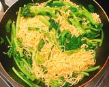 Hình bước làm 2 của món Mì gói xào cải ngồng