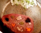 Foto del paso 4 de la receta: Cuete de res mechado en salsa de tamarindo