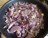 Foto del paso 1 de la receta: Filetes de cerdo con cebolla morada
