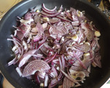 Foto del paso 1 de la receta: Filetes de cerdo con cebolla morada