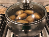 Papas en salsa de yoghurt (Pellkartoffeln o papas a la alemana)