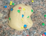 Foto del paso 3 de la receta: Galletas de mantequilla con lacasitos