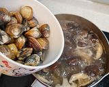 香菇蛤蜊雞湯(在冰箱裡謎食#12)的食譜步驟3照片