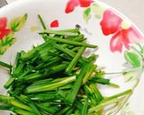 Hình bước làm 1 của món Canh hẹ với huyết heo
